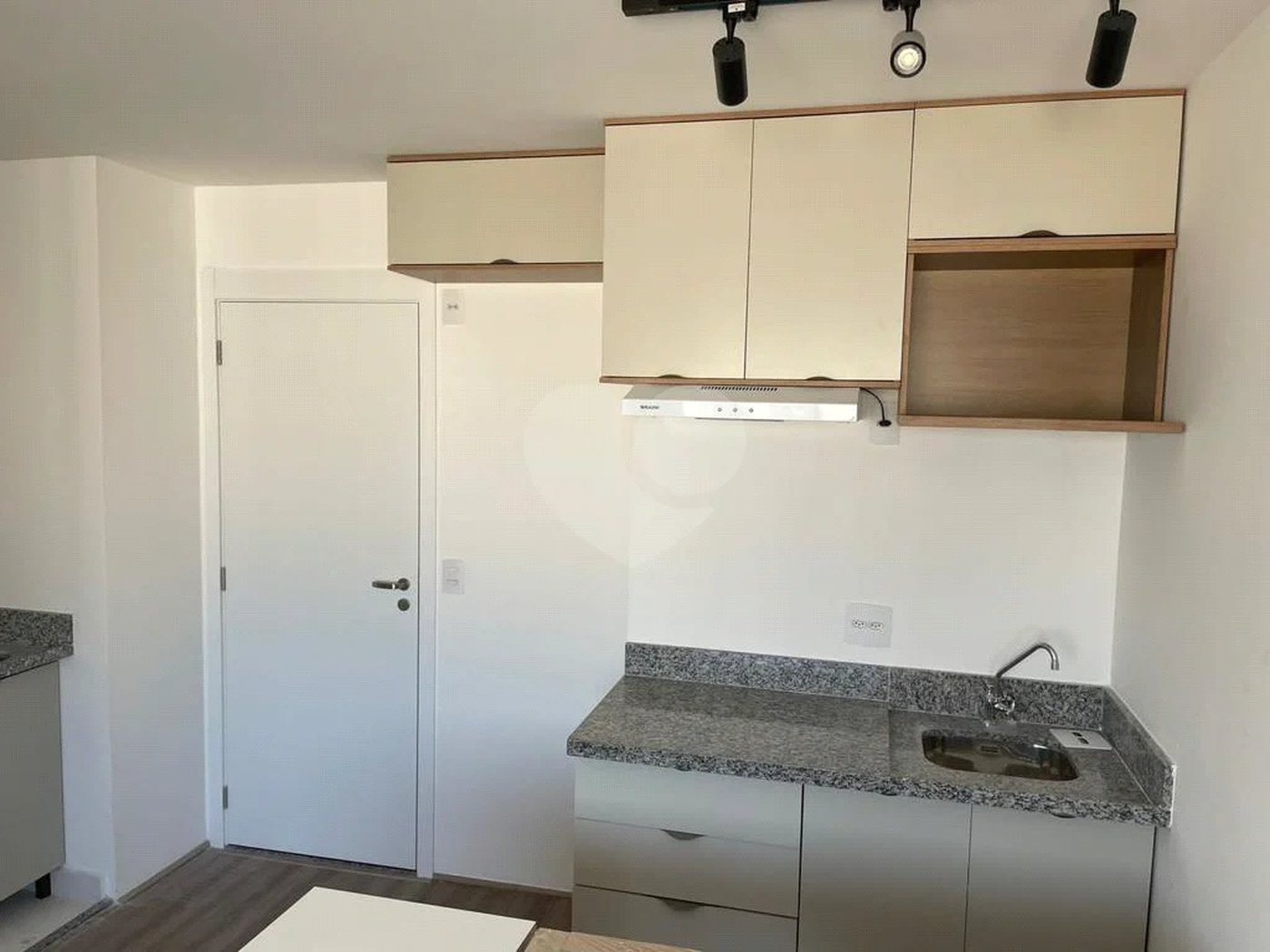 Apartamento mobiliado, novo, com 38m útil, ótima localização REF:903711
