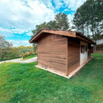 Casa na Granja Viana com 1.600m² de terreno, lareira e amplo espaço para veículos