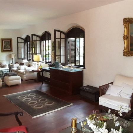 Sobrado em estilo Tudor com edícula independente à venda –