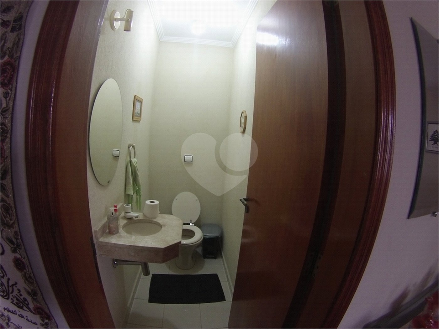Sobrado com 4 quartos sendo 2 suítes.