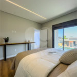 Indaiatuba - Condominio Villa Sapezal - 318 m² de Terreno - 230 m² de Área Construída - 3 suítes, sendo 1 Master com closet planejado - Sala de TV - Sala de estar integrada à Sala de jantar - Cozinha com móveis planejados - Despensa - Escritório planejado - Lavabo - Piscina com preparação para aquec