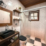 Casa na Granja Viana com 1.600m² de terreno, lareira e amplo espaço para veículos