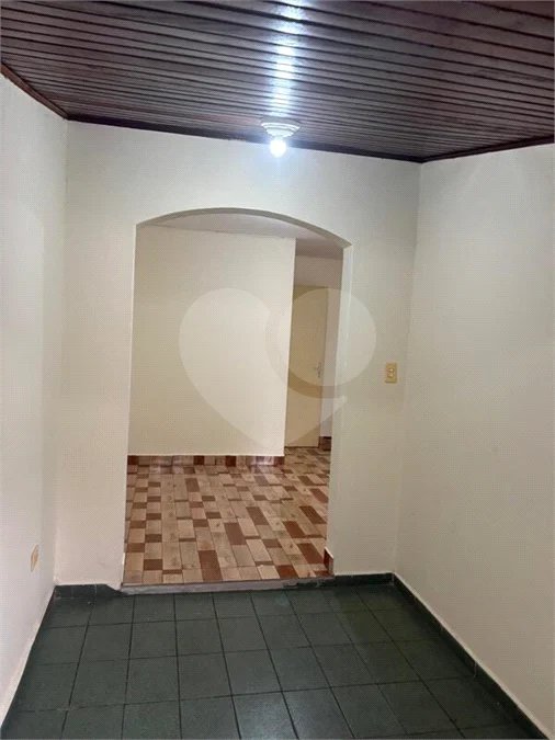 São Paulo - Capital - Bairro Santa Cruz - R4 495.000,00 - Aceita permuta por imóvel na cidade de Indaiatuba- Sp - Sobrado em rua residencial sem saída e com praça particular. O imóvel possui 2 quartos — 1 suíte com dois ambientes e acesso a hall externo. Sala ampla, cozinha com dois ambientes