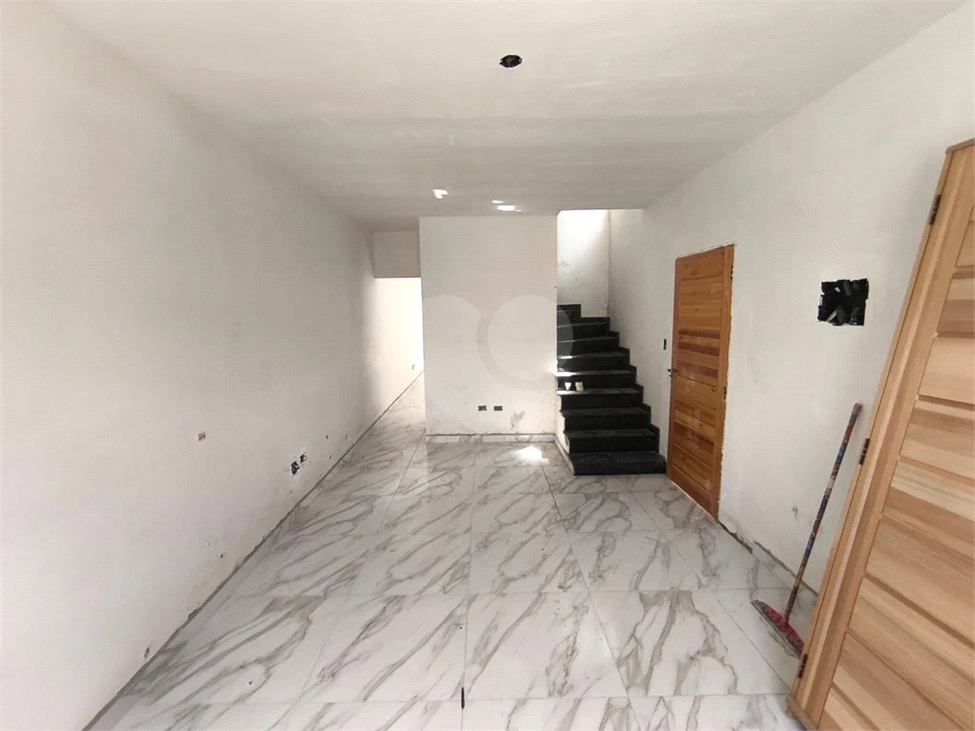 Sobrado Novíssimo à Venda – 3 Dormitórios, Suíte, Quintal e 6 Vagas – 132m² de Terreno