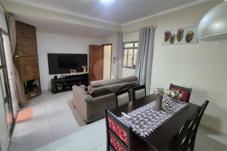 Casa de vila com 3 dormitórios sendo 2 suítes em Santana