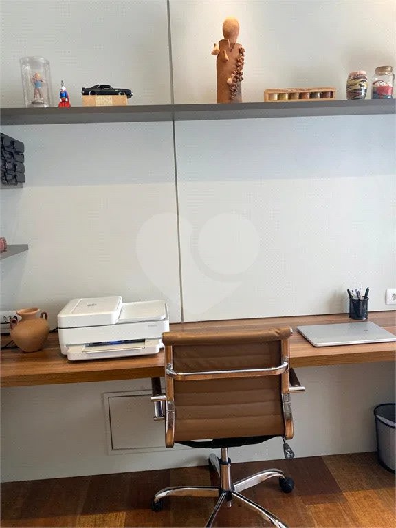 Apartamento de 224m² com 4 dormitórios, 3 suítes, 4 vagas de garagem e deposito