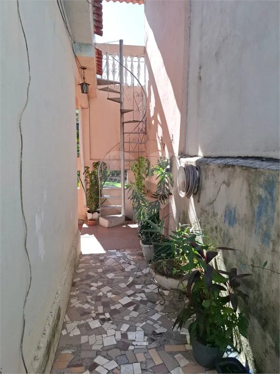 Ó TIMO CASA COM 3 QUARTOS E TERRAÇO EM CONTOMINIO FECHADO