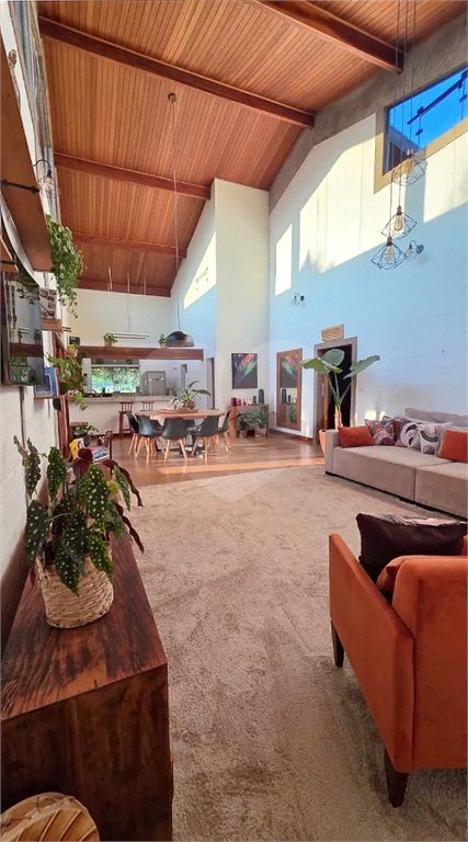 Refúgio de Alto Padrão em Condomínio Fechado: Natureza, Charme e 5.500m² de Terreno