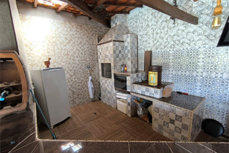 Casa à Venda no Santa Marta com 3 Suítes e Piscina