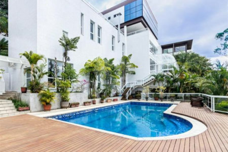 Casa de alto padrão na melhor localização do Condomínio Jardim Vitória Régia.Estuda Permuta.