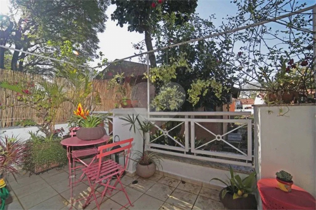 Casa à venda ou para alugar com 5 quartos, sendo 3 suítes, no condomínio Villa Florida, São Paulo - SP