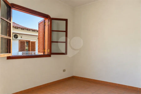 Casa à venda com 6 dormitórios, 3 suítes, piscina, área gourmet, hidromassagem, lareira, varanda e 6 vagas de garagem. Conforto e lazer para toda a família!