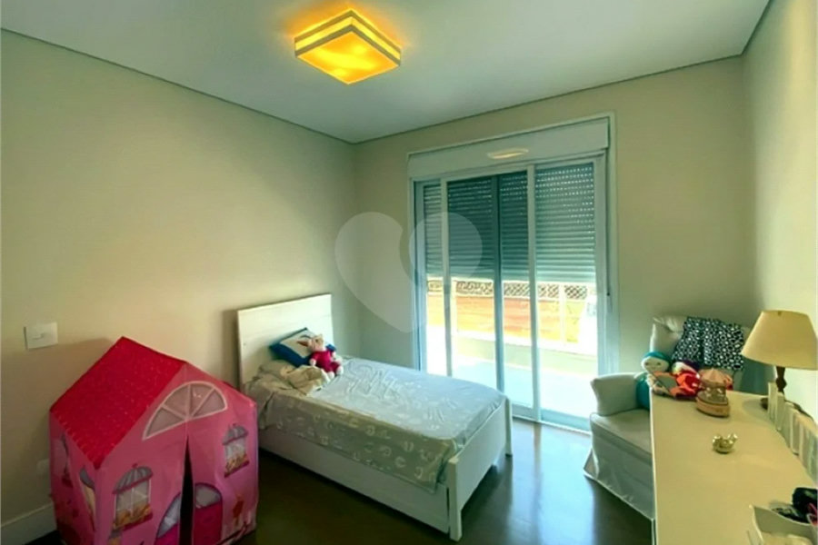 Casa de Alto Padrão em Condomínio com 4 suítes.