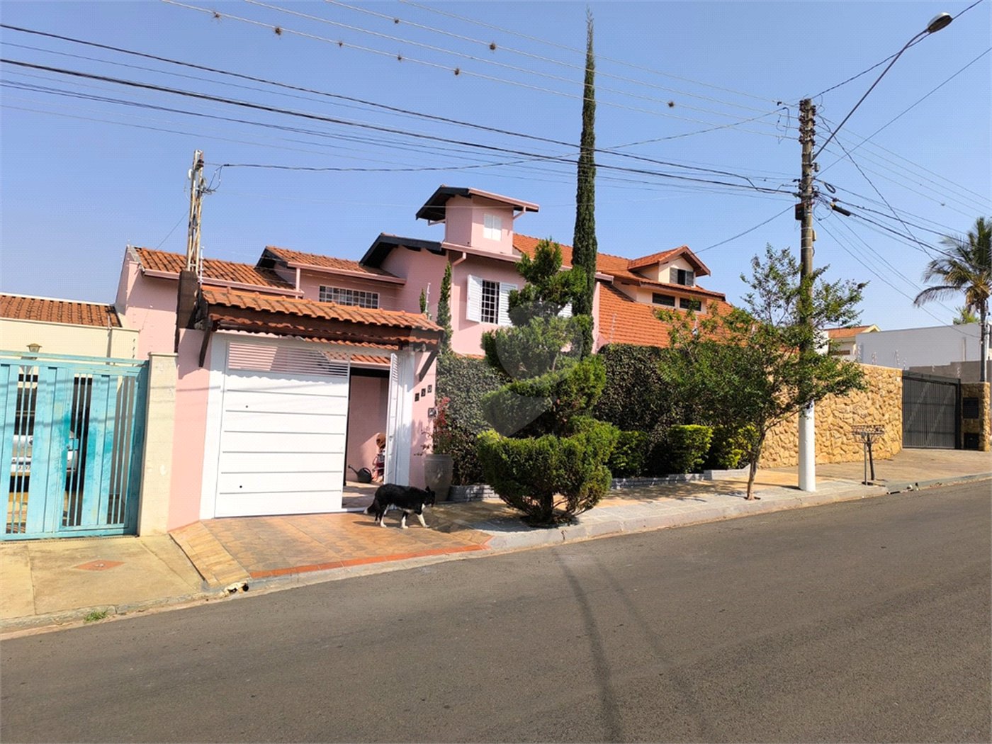Casa à Venda no Santa Marta com 3 Suítes e Piscina