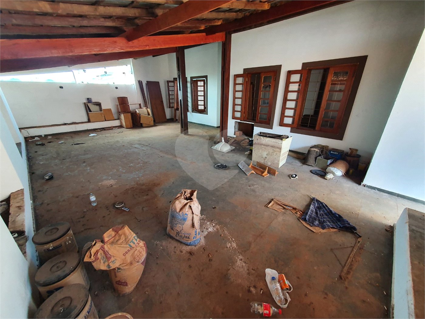 Casa térrea com 5 dormitórios, sendo 2 suítes.