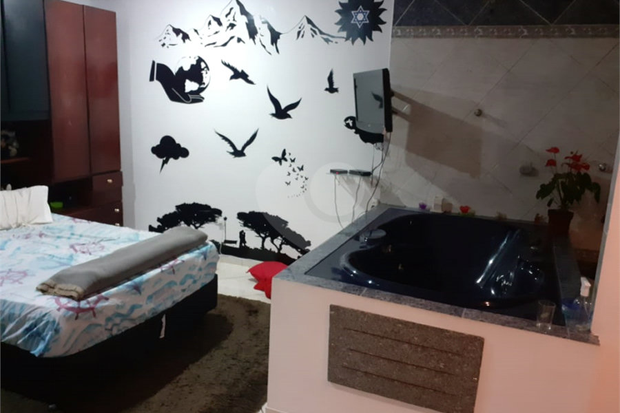 Casa com salão adjacente gerando renda!