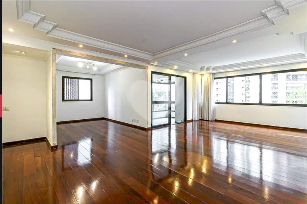Apartamento a venda em Moema com 162m², 3 quartos ( suítes ) 3 vagas