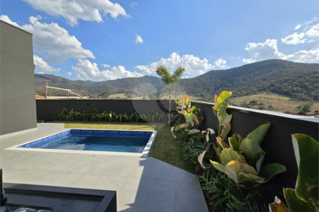 Maravilhosa Casa térrea em condomínio fechado no Portal Lamis, com 3 suítes, piscina privativa e persianas elétricas em excelente condomínio com salão de festas, piscina, quadras de tênis, beach tênis e campo de futebol. Vista cinematográfica da Pedra Grande.