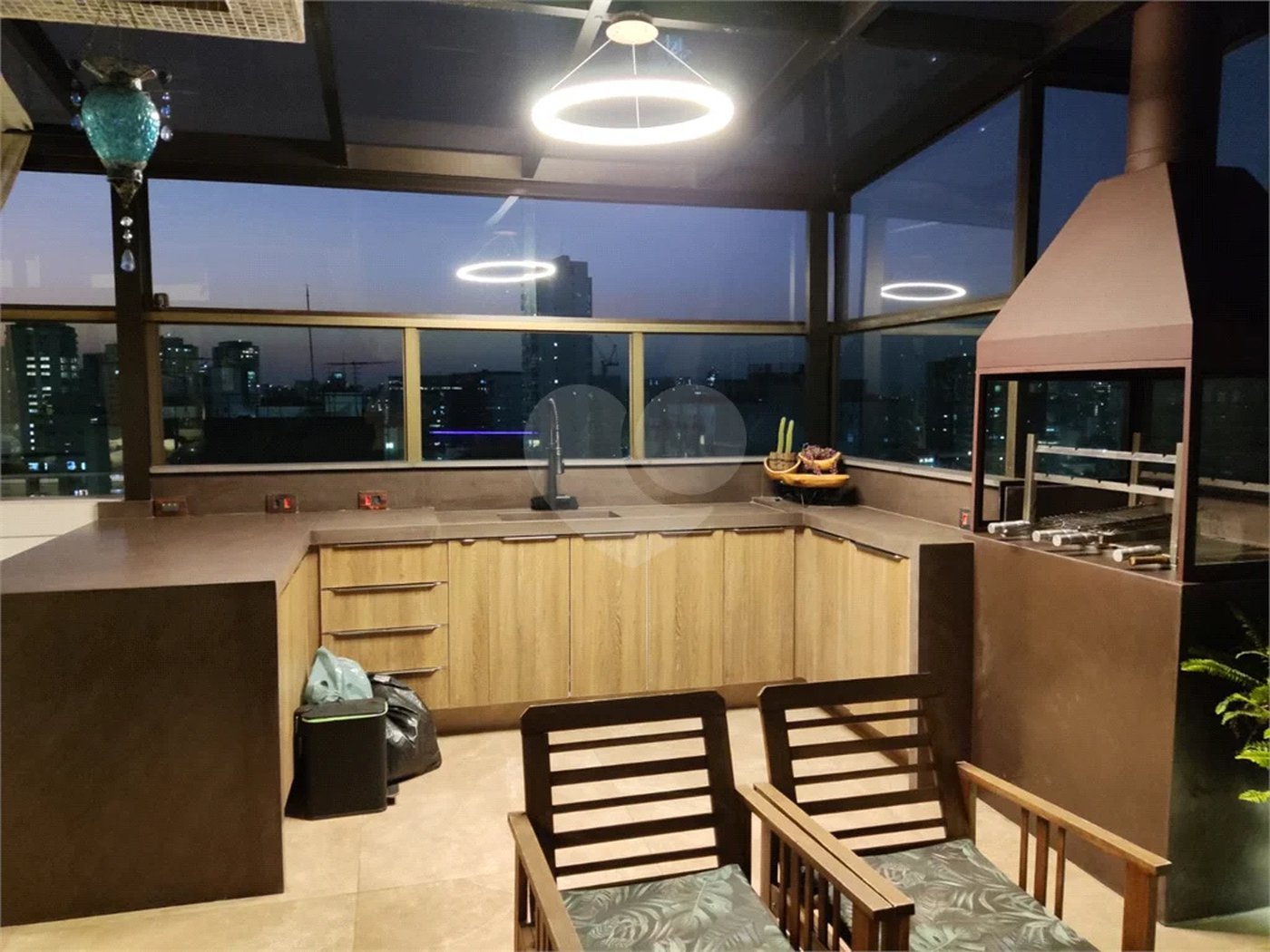 Cobertura à venda na Aclimação de 300m² com 2 vagas.