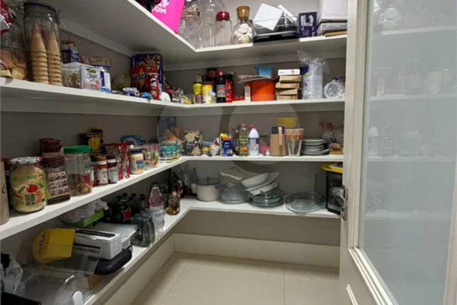 Casa de alto padrão em condomínio exclusivo com 4 suítes