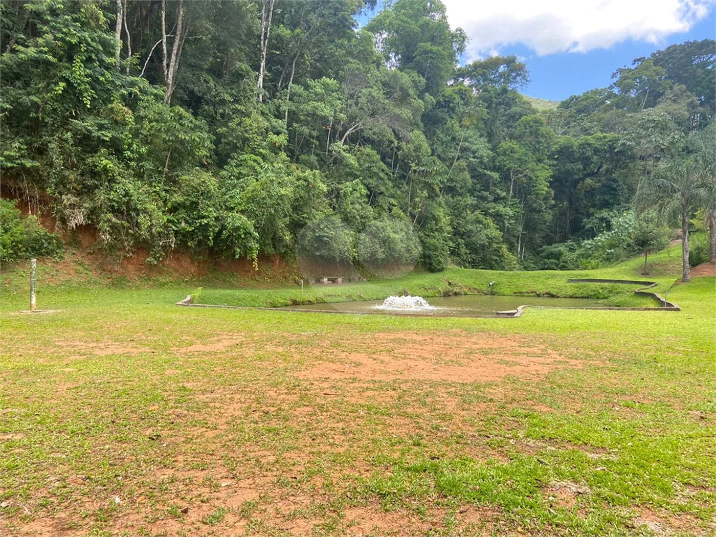 Vende-se chácara com lago Nazare Paulista com 3.000 m²