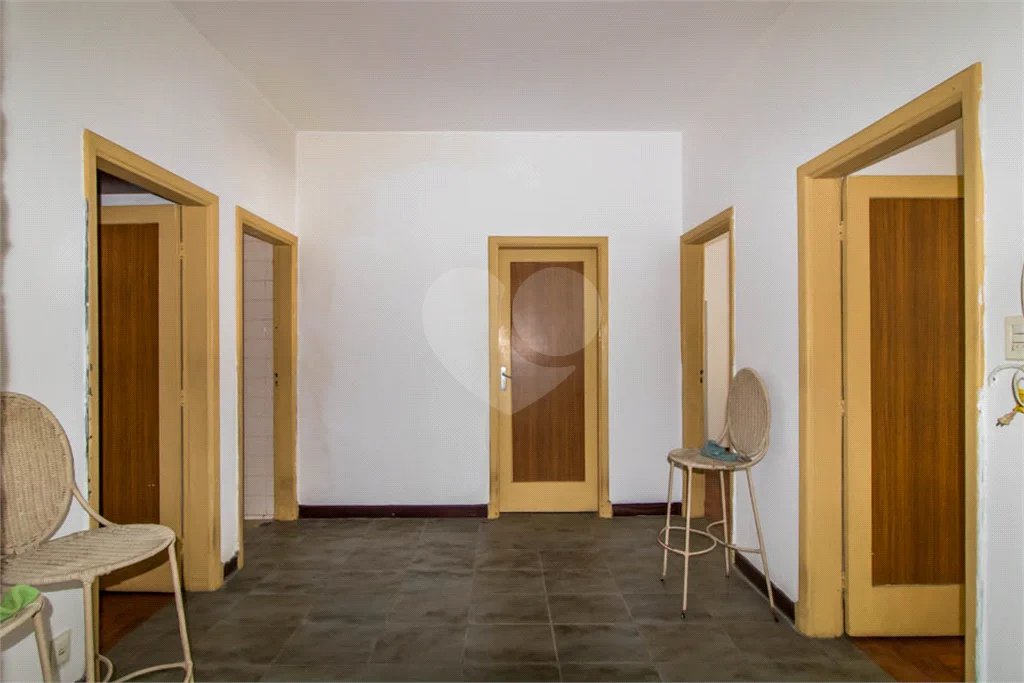 Casa à venda em Moema de 280m² com 4 dormitórios, sendo 1 suíte e 2 vagas de garagem.