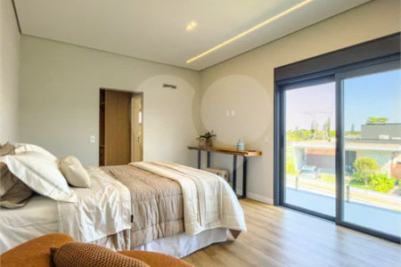 Indaiatuba - Condominio Villa Sapezal - 318 m² de Terreno - 230 m² de Área Construída - 3 suítes, sendo 1 Master com closet planejado - Sala de TV - Sala de estar integrada à Sala de jantar - Cozinha com móveis planejados - Despensa - Escritório planejado - Lavabo - Piscina com preparação para aquec