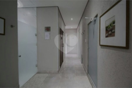 Apartamento com dois dormitórios sendo um climatizado, com duas vagas de garagem.