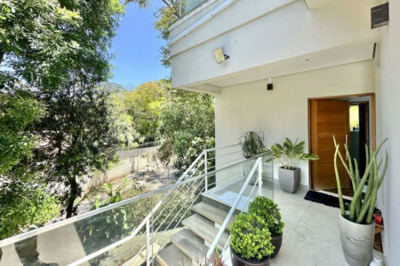 Magnífica Casa Contemporânea na Fazendinha - 4dorms | 3 Suites | Gourmet, piscina, lareira, hóspedes, escritório! Muito Verde e Tranquilidade em um dos melhores condominios da Região .
