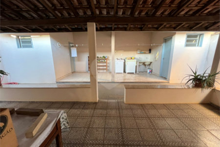 Ampla casa no condomÍnio Parque Fehr, contendo: