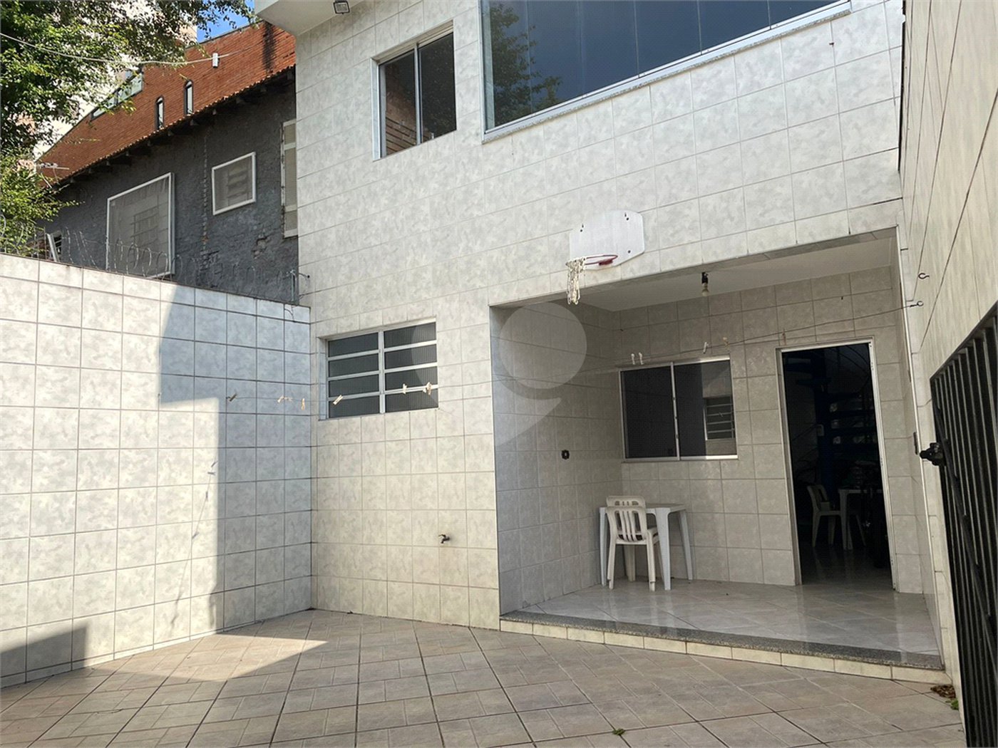 Sobrado no Jabaquara com 280m², 3 dormitórios, quintal amplo, varanda e 3 vagas de garagem.