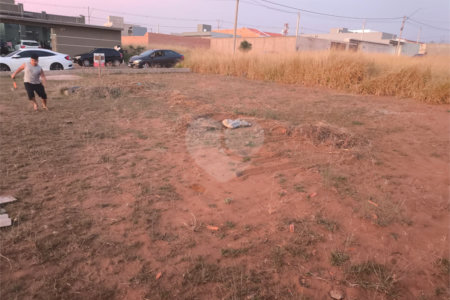Terreno no Arcoville com 240 m²