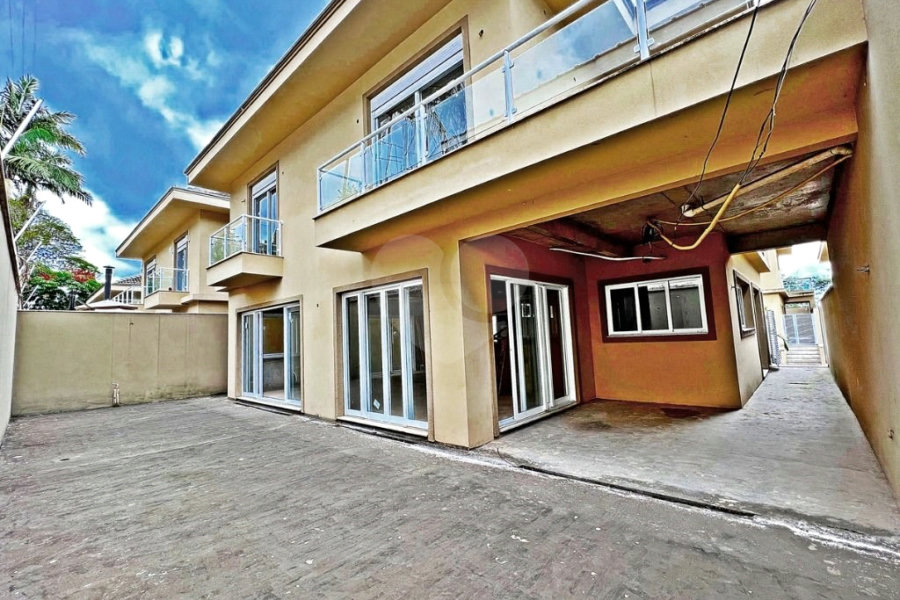 Casa de Alto Padrão à Venda em Condomínio Fechado no Barro Branco | 4 Suíte | 6 Vagas