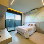 Indaiatuba - Quintas da Terracota - 1252 m² de terreno - casa térrea com 514 m² de área construída -3 vagas de garagem cobertas e 3 descobertas Lavabo - Sala de estar e jantar amplas e integradas - Escritório privativo - Cozinha toda equipada com geladeira, forno, micro-ondas, lava-louças,