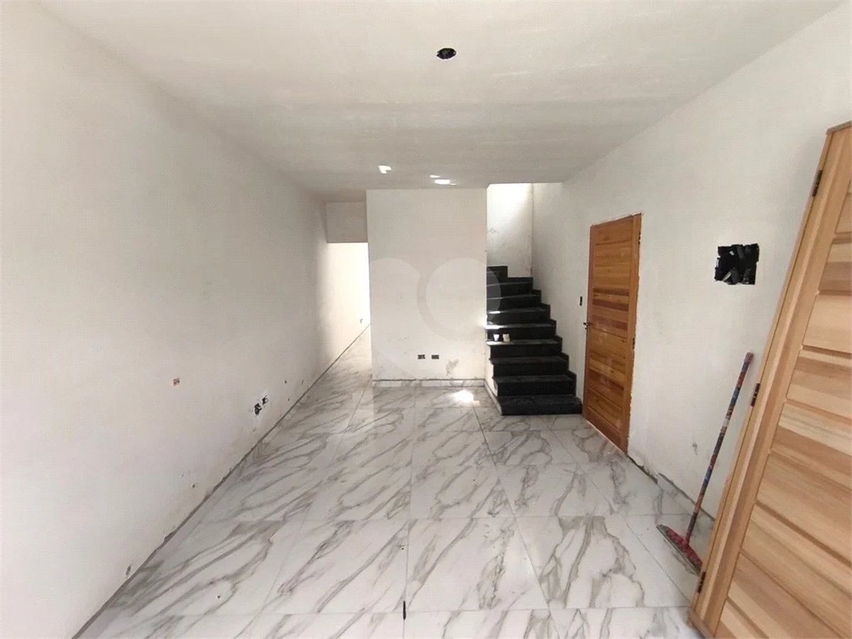 Sobrado Novíssimo à Venda – 3 Dormitórios, Suíte, Quintal e 6 Vagas – 132m² de Terreno