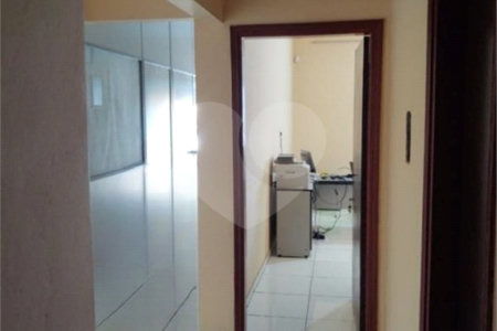 Casa térrea com 2 dormitórios, sendo 1 suíte.