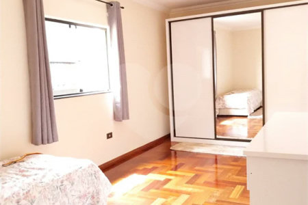 Casa com 324m², 4 dormitórios, sendo 1 suíte, 4 vagas, à venda no Jardim Las Vegas em Santo André.