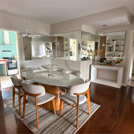 Apartamento de 130 m² com três dormitórios, sendo uma suíte, com armários embutidos, dependências de empregado e lavabo