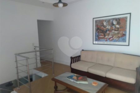Sobrado espaçoso e bem localizado