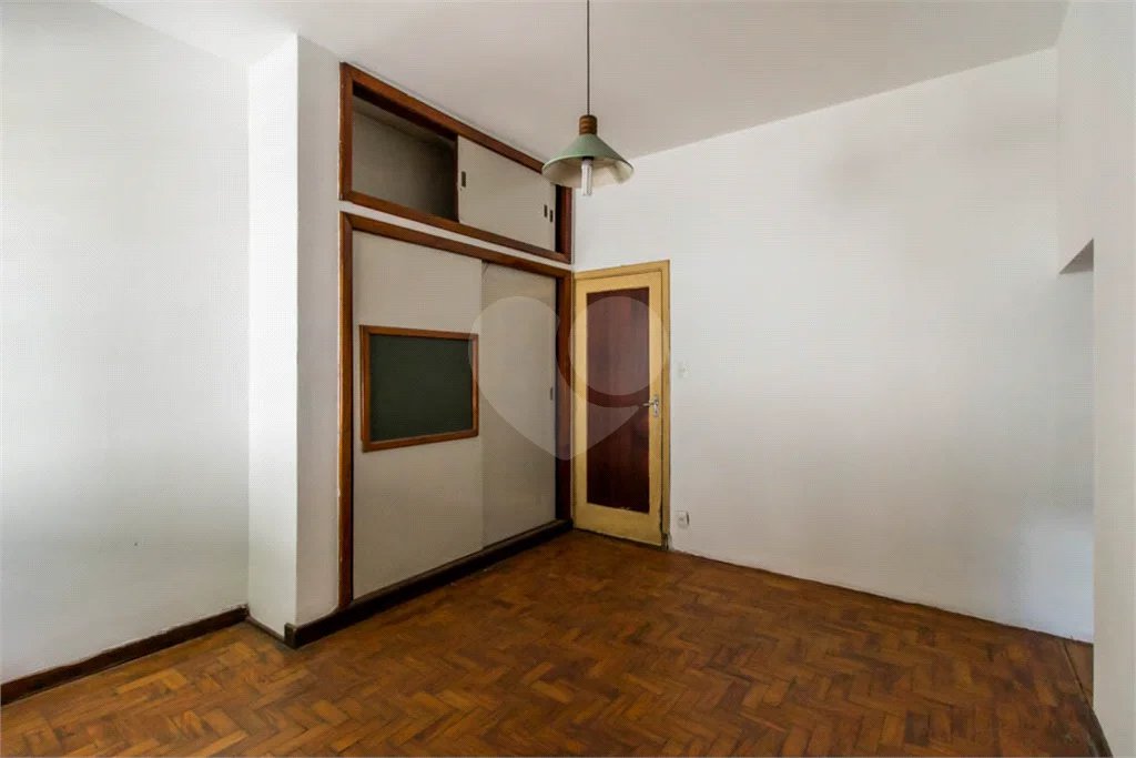 Casa à venda em Moema de 280m² com 4 dormitórios, sendo 1 suíte e 2 vagas de garagem.