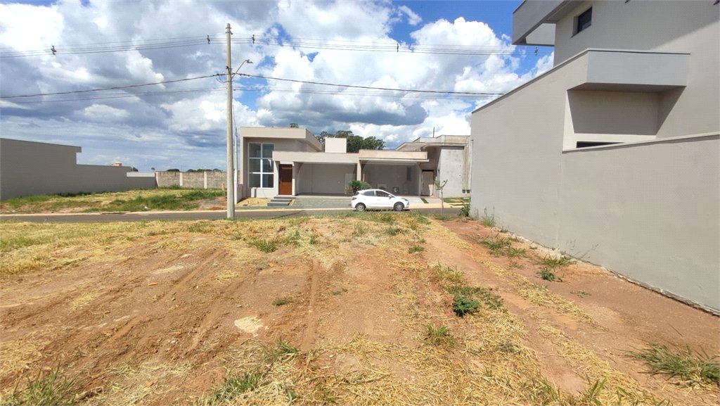 Lote à Venda em São Carlos, no Condomínio Villeneuve I