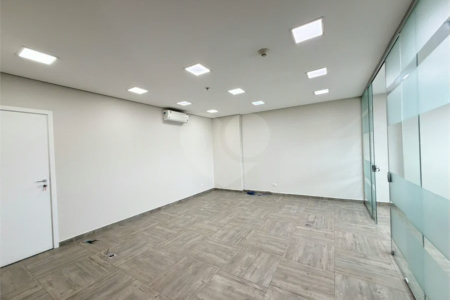 Sala para locação Domo Business 101 m - 2 vagas - Sala com divisórias, ar condicionado e banheiro.