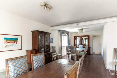 Este elegante apartamento em Higienópolis oferece 224m² de área muito bem distribuída, perfeito para quem valoriza conforto