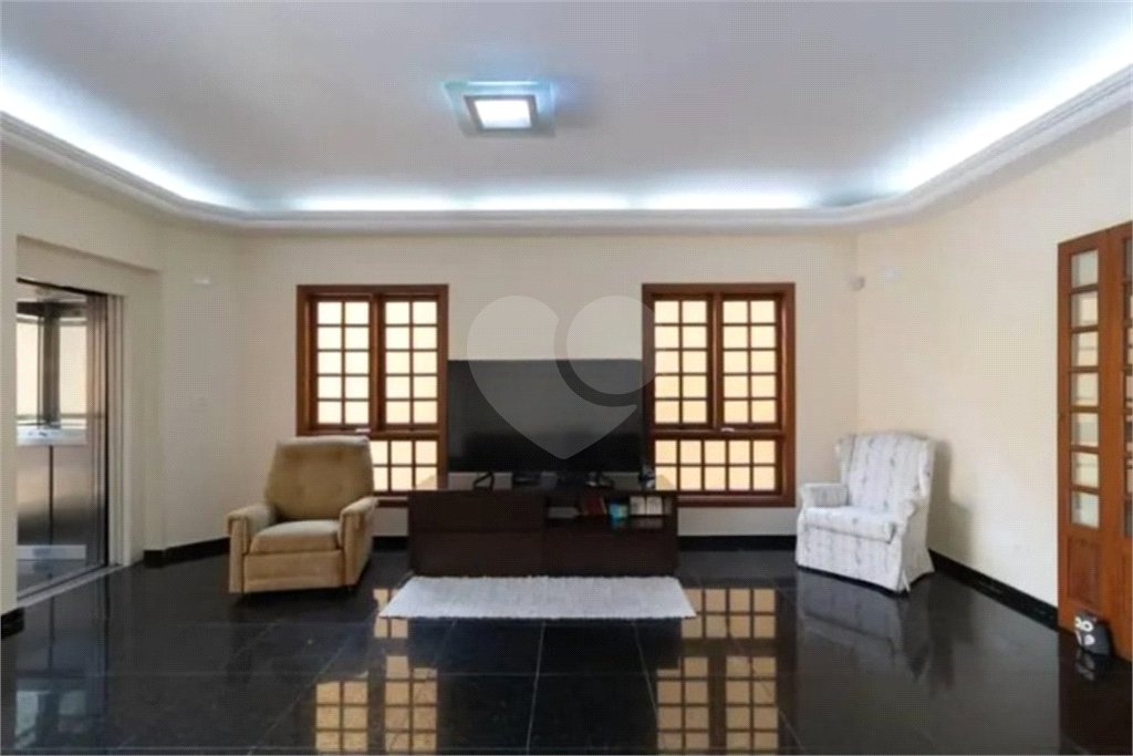 Casa com 3 dormitórios sendo 3 suítes com 03 vagas de garagem.