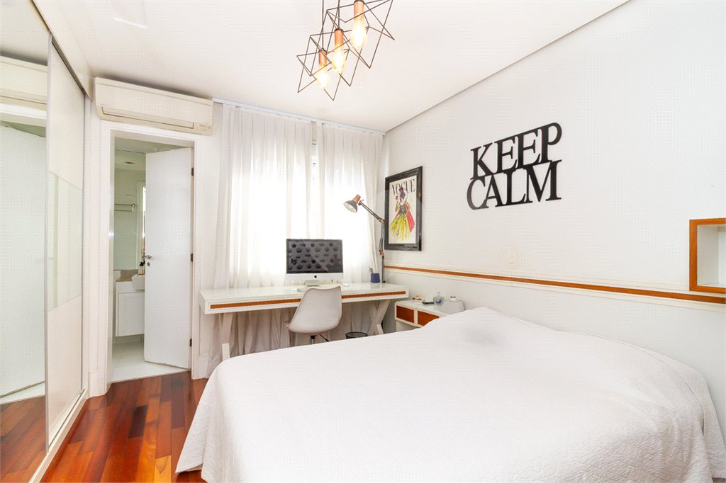 Apartamento de Alto Padrão no Campo Belo para venda com porteira fechada, com 4 dormitórios suítes e 4 vagas com lazer de club.