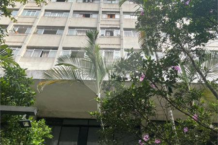 Apartamento á venda na Bela Vista com 57m² reformado e com armário embutido.