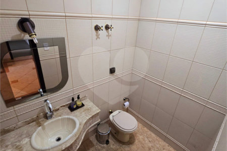 Indaiatuba- Vale das Laranjeiras - Vista dos fundos para o lago - Casa assobradada - 3 pisos, 4 quartos, 2 suítes, uma com hidro ,escritório, sala 3 ambientes, lareira, lavabo,cozinha ampla, despensa, lavanderia, churrasqueira, forno pizza, 6 wcs, piscina, jardim despensa, garagem, segurança