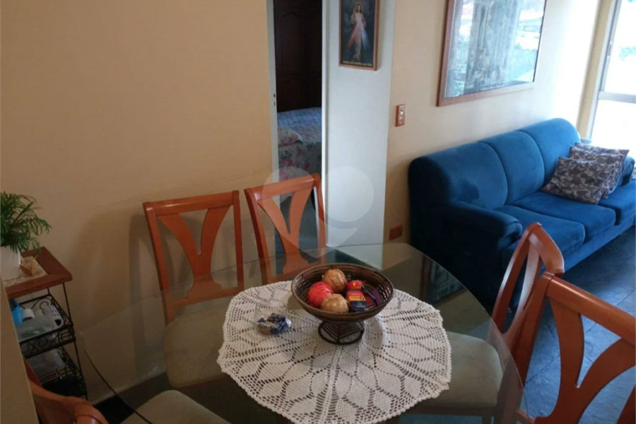 Lindo apartamento, muito bem conservado, com bom espaço interno.