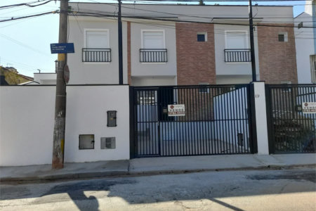 Sobrado novo com duas suites , duas vagas .