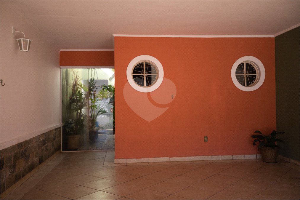 Casa com 4 Dormitórios e área de lazer com piscina